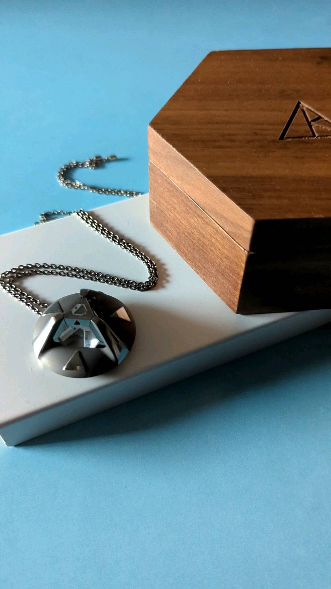 A storage box and an ARK pendant made of advanced crystals